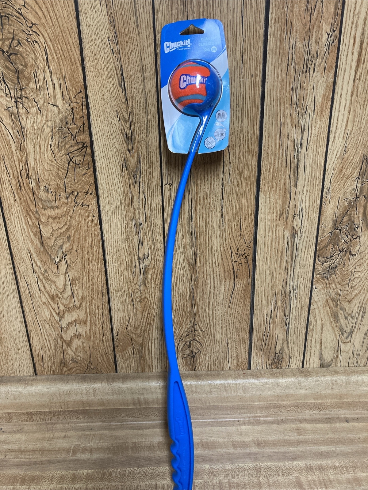 Chuckit Classic Ball Launcher, Medium Ball – 26″ Launcher New
