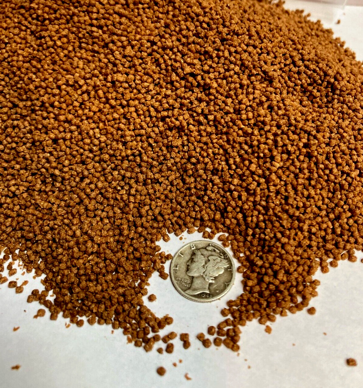 Premium „Betta“ 1.5 mm Floating Pellet Tropical Fish Food with „Color Enhancer“