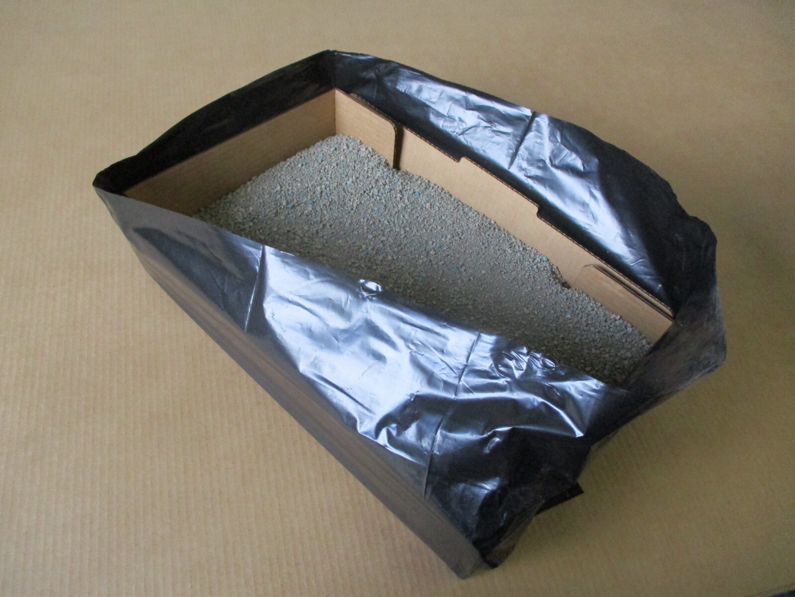 10 pack Large Disposable Cat Litter Box 21″X13″X5″, Charcoal Scented Made In USA